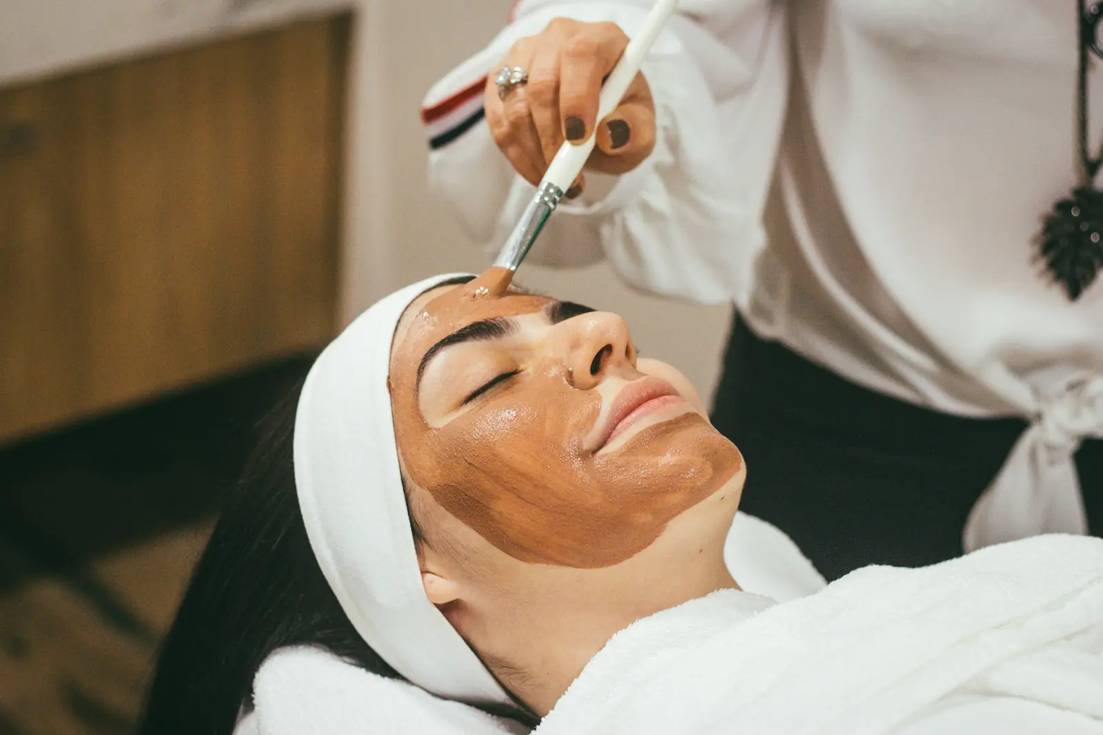 Sesión de automasaje facial con piedra gua sha de cuarzo rosa
