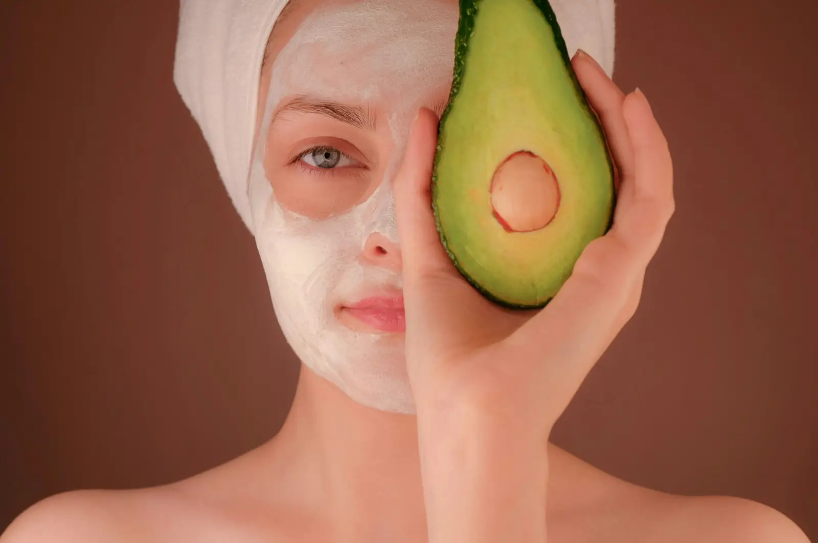 Productos de cuidado facial sobre superficie clara: aceites, gua sha y esencias