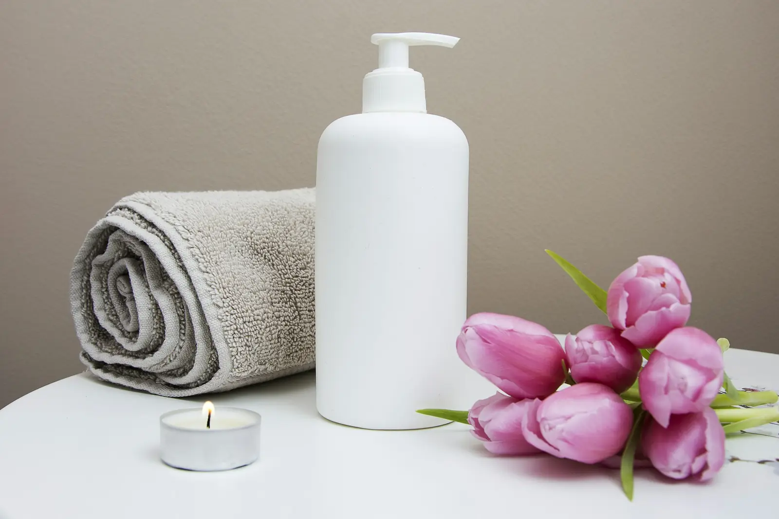 Espacio de bienestar facial con ambientación cálida y minimalista